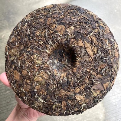 福鼎厂家供应老寿眉饼 2018年陈寿眉饼 日晒陈年老白茶茶饼批发图4