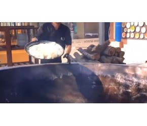 牛奶灌进羊肺，这是当地的一种美食