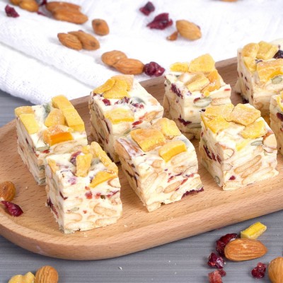 【厂家直发】榴莲蔓越草莓雪花酥手工奶芙甜品牛轧糖糕点休闲网红图2