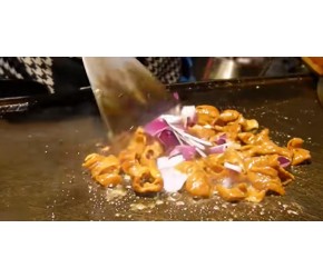 逛吃小吃街 铁板鱿鱼铁板肥肠吃到爽 地狱牛蛙9.9元一个！