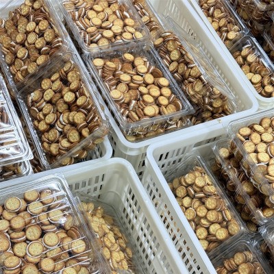 网红汉堡酥纽扣牛扎夹心小圆饼牛轧糖饼酥手糕点零食工厂批发图3