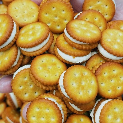 网红汉堡酥纽扣牛扎夹心小圆饼牛轧糖饼酥手糕点零食工厂批发图5