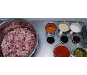 当地传统风味小吃“锅盔”，它香醇味美酥松可口，深受大众喜爱